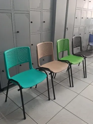 CADEIRAS FIXA DE PLASTICO RESISTENTE