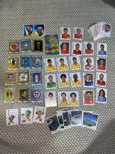 Lote com 277 figurinhas de 2014
