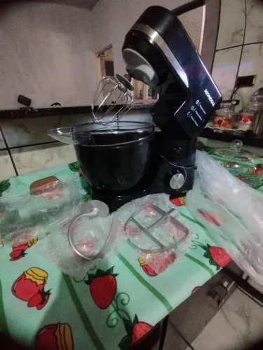 Vendo batedeira planetária acompanha todos os ganchos e tampa anti respingo nova