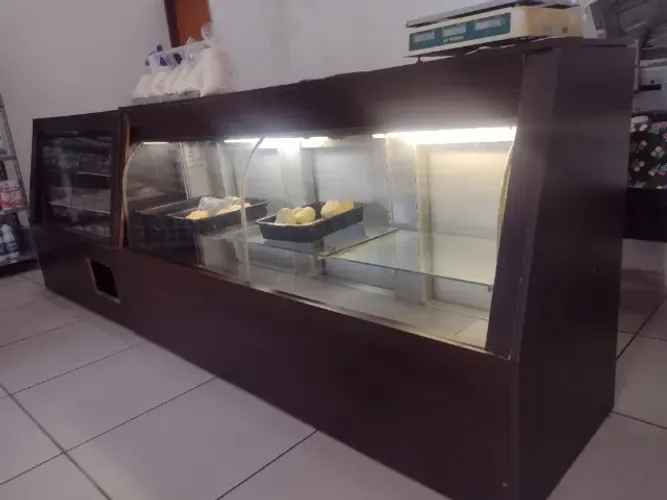 Balcão de padaria com geladeira