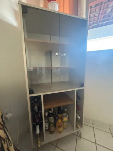 Cristaleira com porta vinho