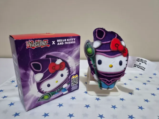 Pelúcia Hello Kitty Mago Negro Yugioh McDonald's (Com Caixa)
