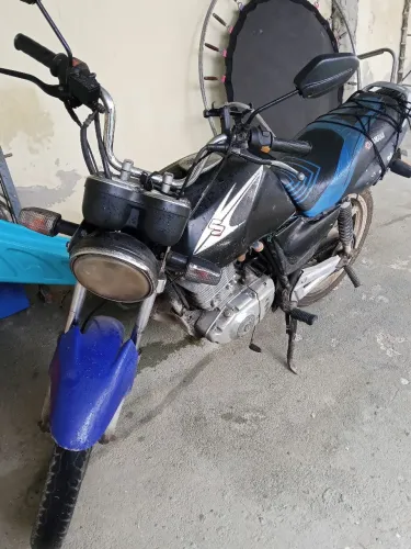 Vende se está moto Suzuki yes muito boa