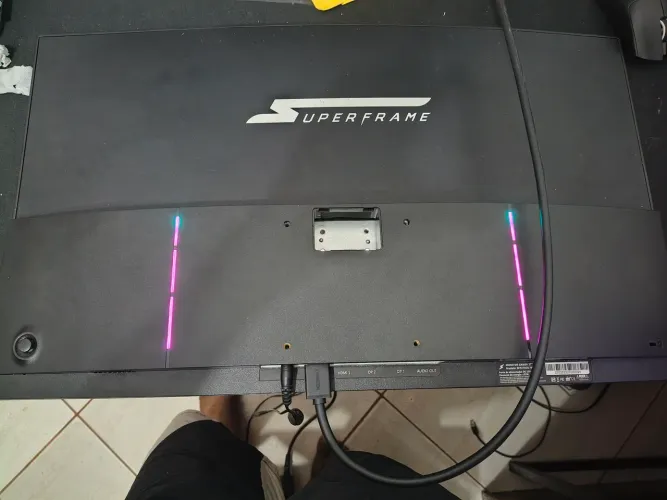 Monitor superframe 27p curvo com defeito.