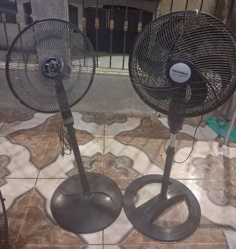 Dois Ventiladores de Pé Mondial com Defeito