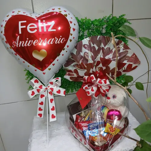 Cesta de Chocolates Com Ferrero Rocher, Ursinho e Balão Feliz Aniversário.