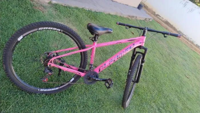 Bicicleta semi nova, usada poucas vezes.