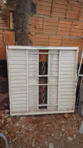 Janela de Banheiro e Grade de Ferro e Janela Veneziana