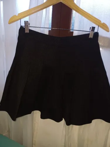 Saia de preguinhas preta