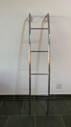 Escada curva para beliche