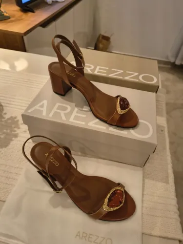 Sapato Arezzo, Tam. 36. Couro legítimo.