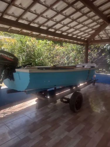 Barco de fibra de 5 metros com motor Mercury de 15 Hp