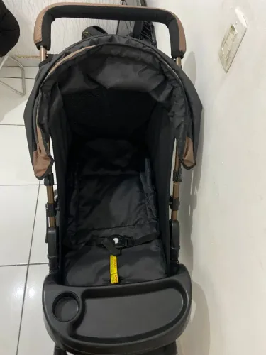 Vende-se carro de bebê seminovo em perfeito estado valor 300 reais