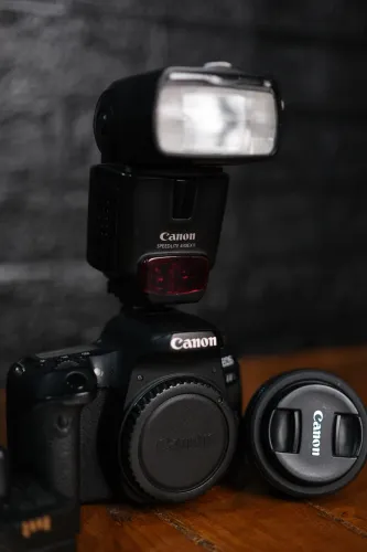 Kit Canon EOS 77D Completo - Pronto para Trabalhar | R$ 4.350