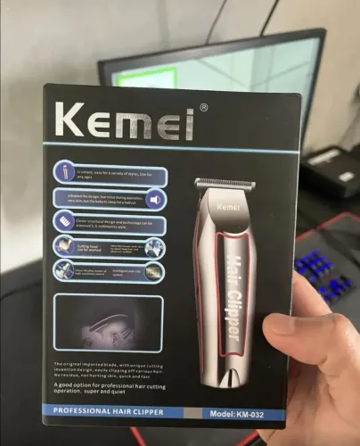 A máquina de cortar cabelo e acabamento