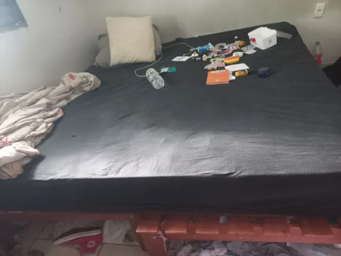 Cama King com base de madeira penafort