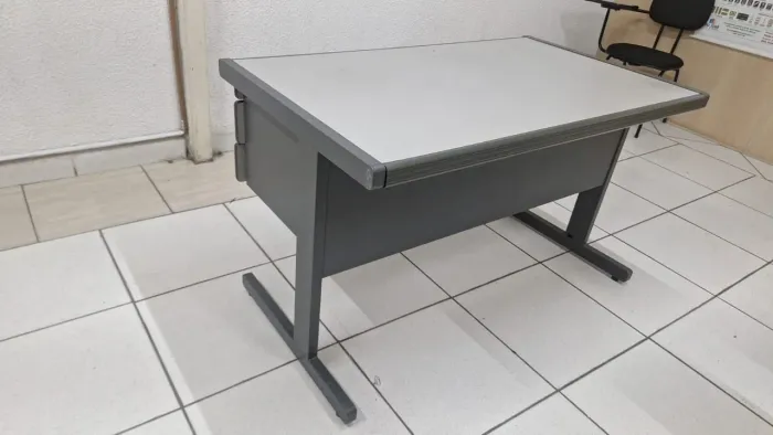 Mesa de Escritório / Escrivaninha Reforçada com 3 Gavetas - Cinza