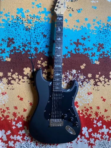 Guitarra Elétrica Giannini C/Cubo Amplificador, Acompanha capa + 3 pedais 