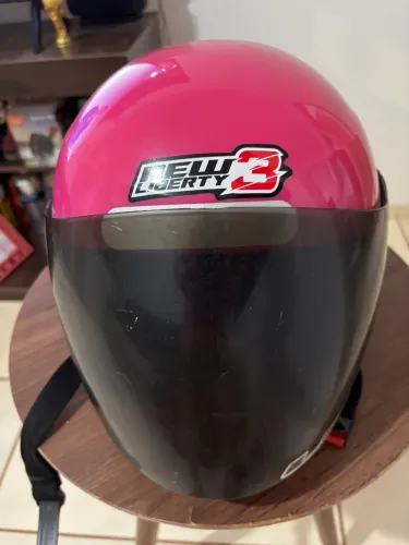 Vendo capacete feminino tamanho 56 em ótimo estado de conservação.