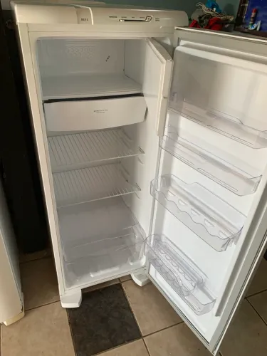 Vendo essa geladeira semi nova