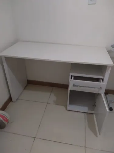 Escrivaninha para escritório.