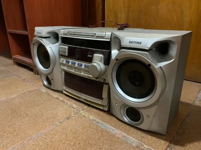 Aparelho de som 3 em 1, Marca Philips. Toca CD , Fita cassete, Rádio FM,,,, Só R$90,00.