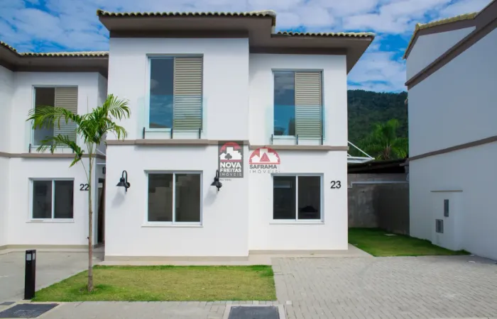 Casa a venda na Praia das Cigarras em São Sebastião, localizada em condomínio fechado pé n
