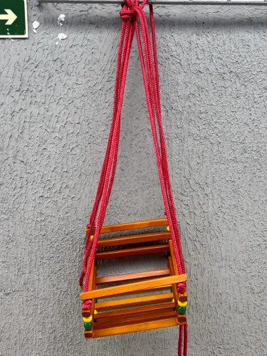 Balanço infantil de madeira
