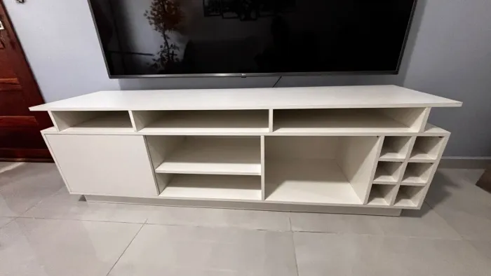Vendo Rack em MDF branco para TV de 75?