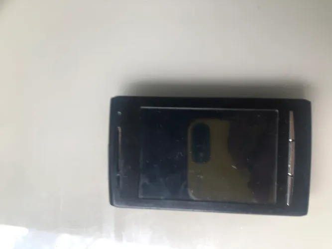 Celular antigo e óculos virtual