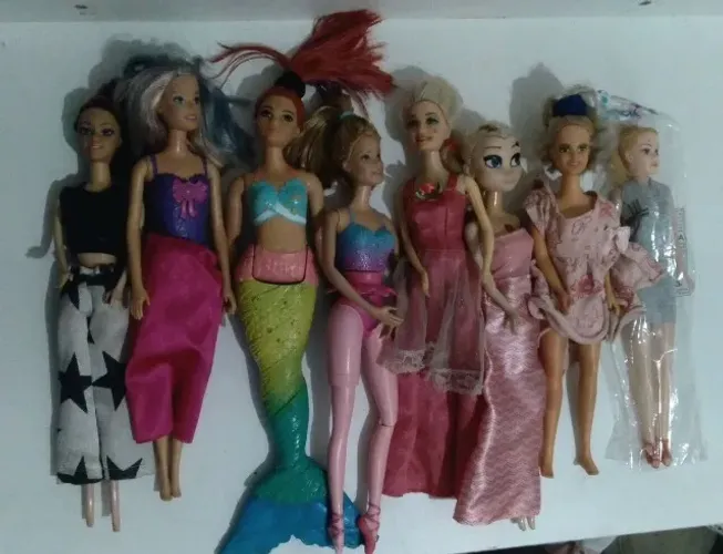 lote 10 bonecas com barbie originais, paralelas e elsa