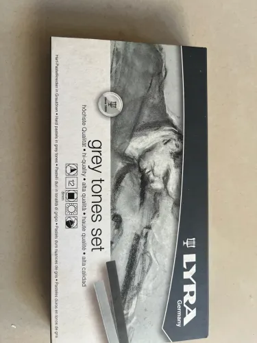 Kit com 12 giz com diferentes tons de cinza para desenhos.