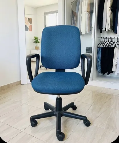 Cadeira de Escritório Giratória Azul com Braços - Regulagem de Altura
