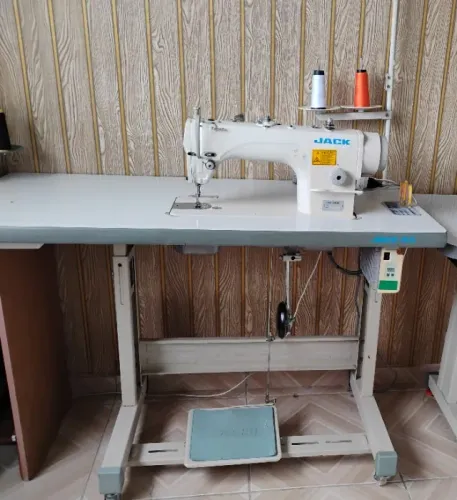 Máquina reta industrial direct drive funcionando perfeitamente 
