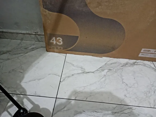 Vendo uma tv smar Android 43 polegadas com caixa pezinho e controle