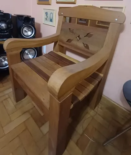 Duas Cadeiras de Madeira Estilo Rústico