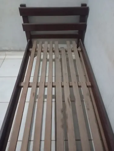 Cama de solteiro em madeira