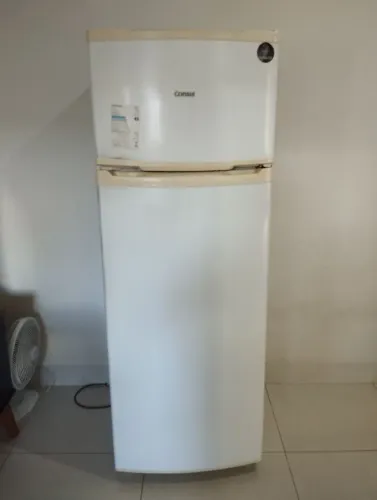 Vende se geladeira