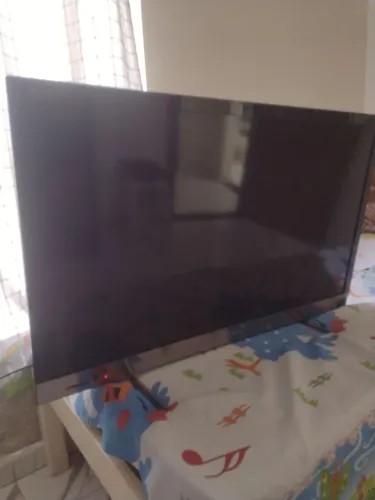 Vende-se uma televisão 42 polegadas smart , funcionando perfeitamente tem um pequeno def