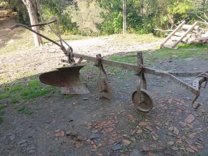 Arado antigo manual ferro, funcional ou decorativo