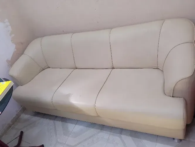 Sofá grande em corino bege