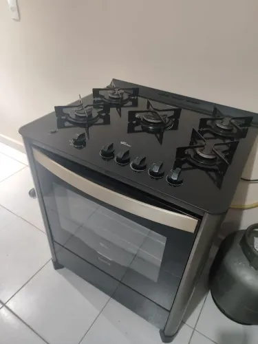 Vendo fogão 05 bocas,com todas as bocas funcionando e forno funcionando tudo certinho.