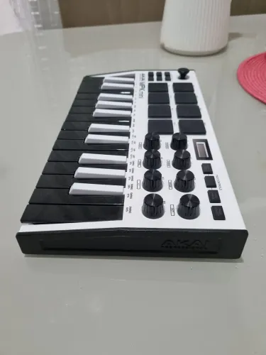 Controlador akai MPK mini perfeito 