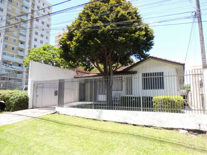 TERRENO DE ESQUINA NO CAPÃO RASO - ÁREA 1035M2 - ZR-4 - IDEAL PARA CONDOMÍNIOS COMERCIAIS