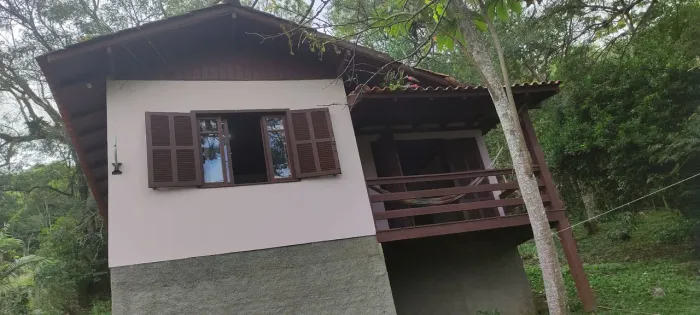 Alugo Casa simples em Garopaba (Ressacada) com terreno grande cheio de natureza
