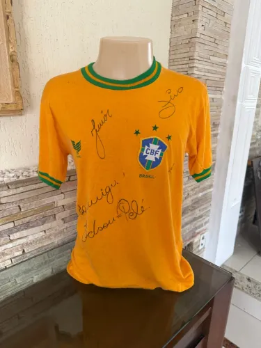 Camisa da Seleção Brasileira autografada pelo Pelé, Júnior e Zico