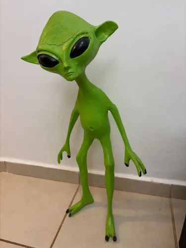 ET verde com orelha