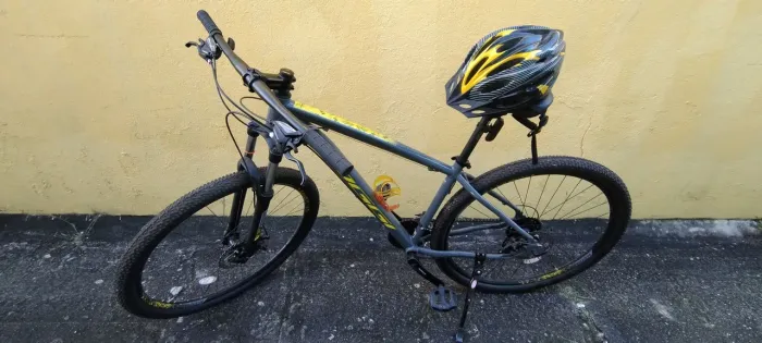 Bike Oggi Hacker sport aro 29 na cor grafite com detalhe amarelo nova 