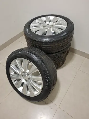 Vendo rodas land rover Evoque aro19 pneus tudo 80%+ medida dos pneus 235/55/R19