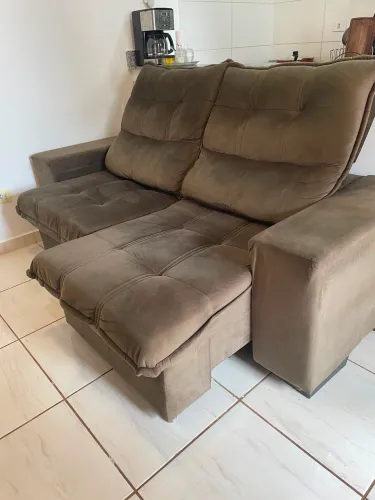 Vendo sofá retrátil 1,80M na cor marrom
